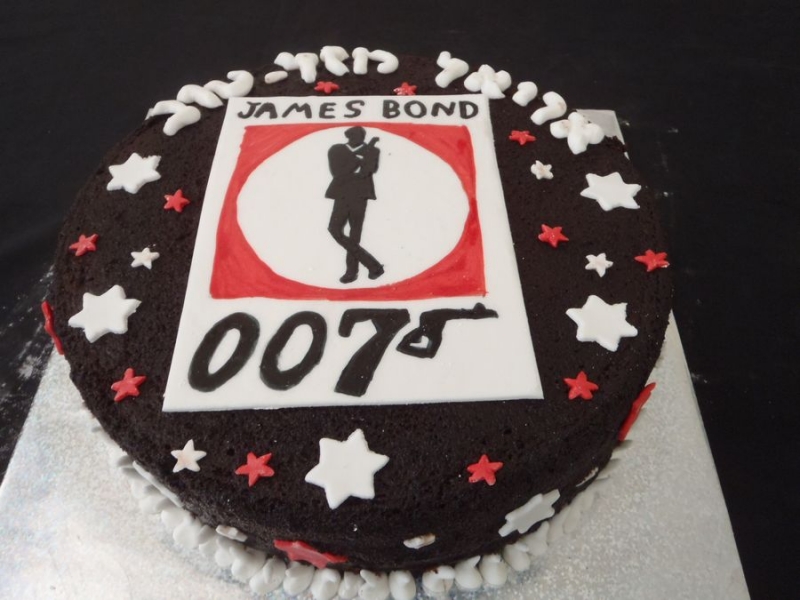 עוגת שחור לבן גימס בונד GAMES BOMD 007